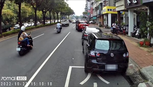 ▲▼高雄轎車違停「公車停靠區」他檢舉被退件！警1原因不罰。（圖／翻攝翻轉台灣交通違規交流社團公開版）