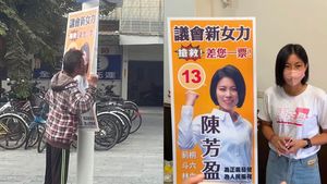 正妹候選人看板遭男子當街親吻！　本人親回：投票完再帶回去收藏