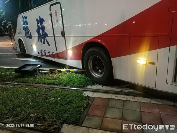 ▲遊覽車撞上輕軌聲光號誌燈桿。（圖／記者許宥孺翻攝）