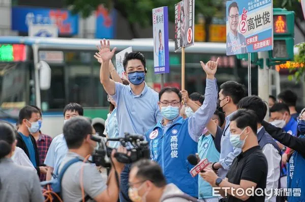 ▲▼  蔣萬安中山區路口拜票       。（圖／蔣萬安競選辦公室提供）