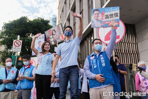 ▲▼  蔣萬安中山區路口拜票       。（圖／蔣萬安競選辦公室提供）