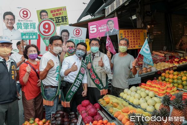 ▲台南市長黃偉哲卯足全力衝刺，18日一早帶領民進黨市議員候選人，一早前往永康崑山市場拜票爭取支持，獲民眾熱情歡迎。（圖／記者林悅翻攝，下同）