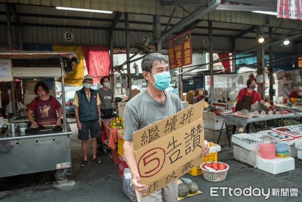 ▲台南市長黃偉哲卯足全力衝刺，18日一早帶領民進黨市議員候選人，一早前往永康崑山市場拜票爭取支持，獲民眾熱情歡迎。（圖／記者林悅翻攝，下同）