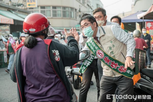 ▲台南市長黃偉哲卯足全力衝刺，18日一早帶領民進黨市議員候選人，一早前往永康崑山市場拜票爭取支持，獲民眾熱情歡迎。（圖／記者林悅翻攝，下同）