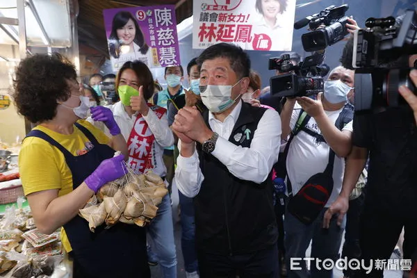 ▲▼民進黨台北市長參選人陳時中，18日一早在黨籍市議員及里長陪同下，前往葫蘆堵市場掃街拜票。（圖／記者湯興漢攝）