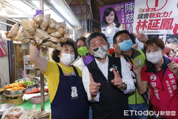 ▲▼民進黨台北市長參選人陳時中，18日一早在黨籍市議員及里長陪同下，前往葫蘆堵市場掃街拜票。（圖／記者湯興漢攝）