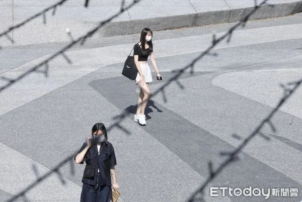 ▲▼天氣 冬天 炎熱 街頭民眾短袖裝扮。（圖／記者屠惠剛攝）