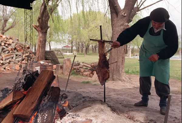 ▲▼阿根廷居民卡隆（Sebastian Calaon）正在烹調南美洲特色燒烤阿薩多（asado）。（圖／達志影像／美聯社）