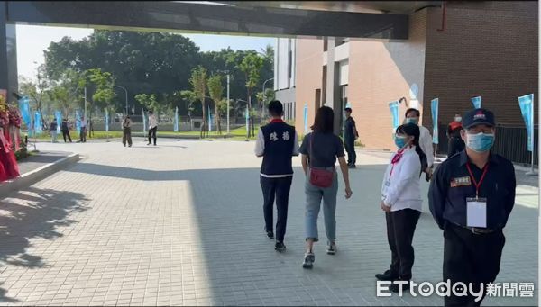 屏東榮總開幕！「不准穿背心」國民黨議員被擋在門口　榮總致歉 | ETto