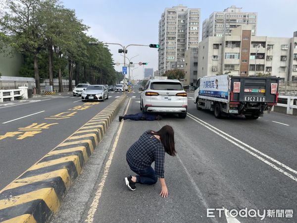 ▲小奶貓趁車輛停等紅燈時，闖進女子所駕之汽車底盤輪軸上方欲行取暖，女子怕車輪一動會傷及無辜幼貓，向警方求救，在警方協助下將小奶貓安全救出。（圖／記者林悅翻攝，下同）