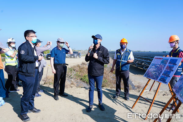 ▲台南鹽田光電場啟用至今已發出近5億度綠電，減碳量達25萬噸，且兼顧生態，場內發現有國寶黑面琵鷺等近10種鳥類蹤跡，台電代理董事長曾文生等人前往視察。（圖／記者林悅翻攝，下同）