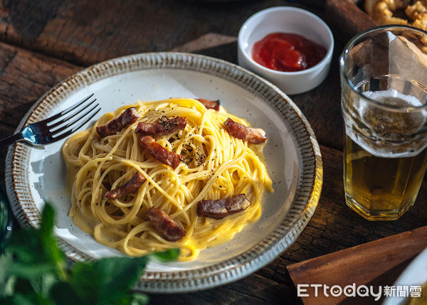 ▲BELLINI Pasta Pasta雙人主菜套餐，蔥香蒜味淡菜蛤蜊麵，職人風奶油蛋黃培根麵，和風明太子鮪魚中卷起司比薩，煎烤美國頂級嫩肩牛排。（圖／BELLINI Pasta Pasta提供）