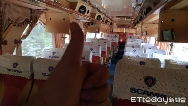 ▲翁姓民眾務，在獨自乘車的VIP接駁車上比出大拇指拍照留念。（圖／記者楊漢聲翻攝）