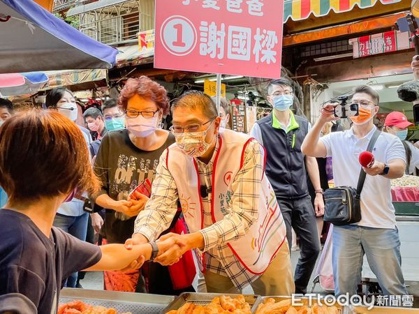 ▲北市3議員力挺謝國樑掃街拜票　安樂市場熱情群眾高喊：凍蒜。（圖／記者郭世賢翻攝）