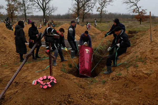 ▲▼ 烏克蘭警方在赫爾松地區發現63具死前遭施酷刑的平民遺體。（圖／路透）