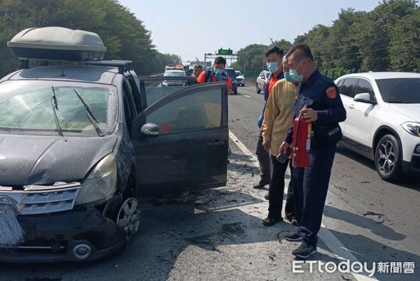 ▲白河分局員警發現車禍造成火燒車，立即持滅火器初期滅火，並搶救駕駛人成功脫困。（圖／記者林悅翻攝，下同）