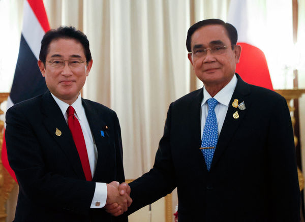 ▲▼日本首相岸田文雄（左）到泰國曼谷，參加APEC經濟領袖會議。（圖／路透）