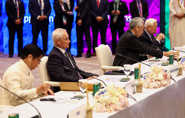 ▲新加坡總理李顯龍與台灣代表（右二）、台積電創始人張忠謀（右）與出席APEC 2022年峰會。（圖／路透）
