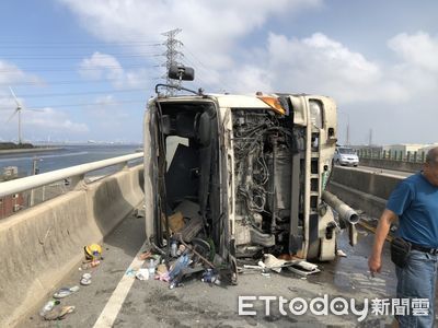 西濱鹿港段混凝土車自撞護欄側翻！　車頭全毀...封閉6小時