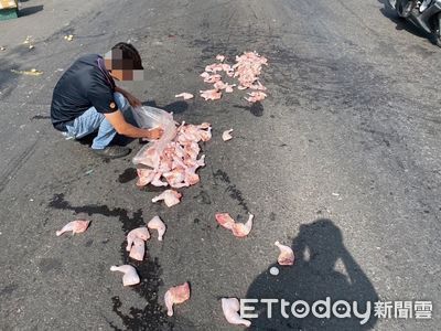 大貨車紅燈「無剎車」猛撞小貨車　車撞爛...生雞腿噴飛灑滿地