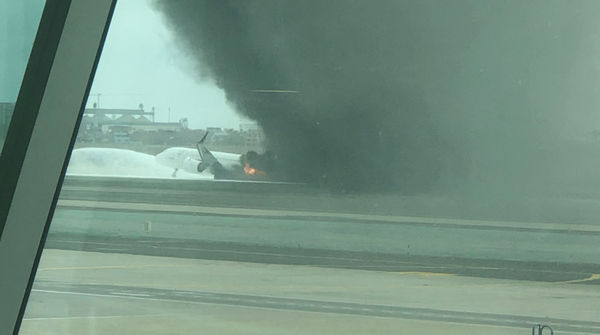 ▲▼南美航空集團（LATAM Airlines Group）旗下一架客機，11月18日在秘魯利馬的機場與一輛消防車相撞起火，導致2名消防員死亡。（圖／路透）