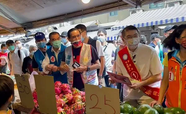 ▲▼馬英九今日上午陪同謝國樑市場掃街。（圖／謝國樑競選團隊提供）