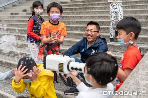 ▲三重15位候選人有11人喊出搶救告急，爭取連任的議員王威元請民眾回歸本質，選出會做事的人。          。（圖／競辦提供）