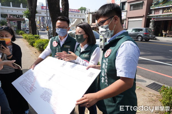 ▲民進黨台南市議員蔡筱薇，市議員候選人朱正軒、周嘉韋踢爆，位於北區公園路巷弄內的1家民宿，是謝龍介夫婦租承租低價國有地經營，且未見投資申報。（圖／記者林悅翻攝，下同）