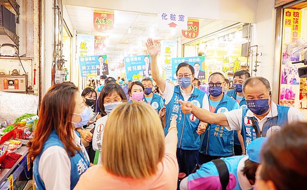 ▲國民黨桃園市長候選人張善政今天到永安漁港觀光漁市，向攤商、遊客拜票爭取支持。（圖／張善政競辦提供）