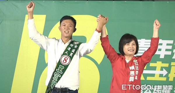 ▲台南市第一選區候選人王宣貿18日在白河區舉行「挺18！青年挺青年」造勢晚會，民進黨立委賴惠員現身晚會現場力挺。（圖／記者林悅翻攝，下同）