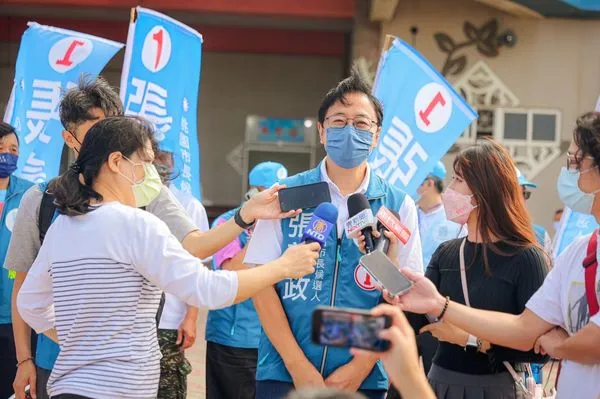 ▲▼張善政（中）今永安漁港掃街受訪表示，陳時中一方面講居住正義，另一方面南部又有豪宅要賣，民進黨雙標無極限。（圖／張競辦提供）