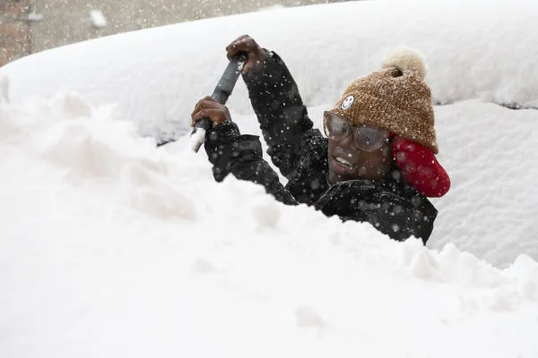 ▲▼紐約州民眾努力清除車頂上積雪。（圖／達志影像／美聯社）