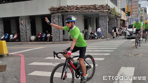 ▲▼仁寶電腦再度率領事業群夥伴騎乘單車送愛到花蓮，展望會東區辦事處蕭文榮處長（左二）致贈感謝狀。