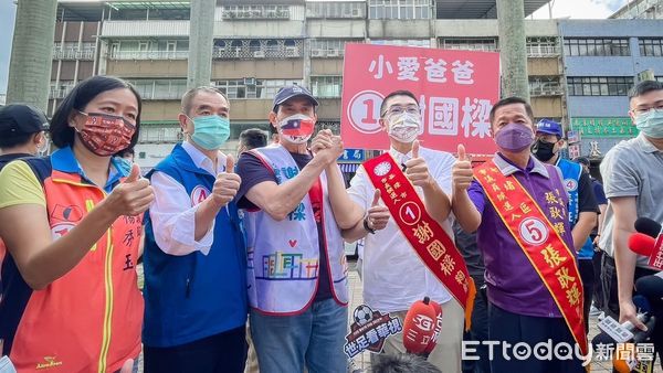 ▲馬英九三度輔選謝國樑市場掃街 無黨、親民黨議員陪同團結一心。（圖／記者郭世賢翻攝）