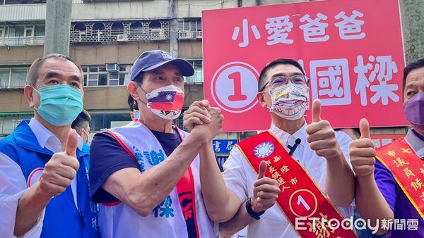 ▲馬英九三度輔選謝國樑市場掃街 無黨、親民黨議員陪同團結一心。（圖／記者郭世賢翻攝）