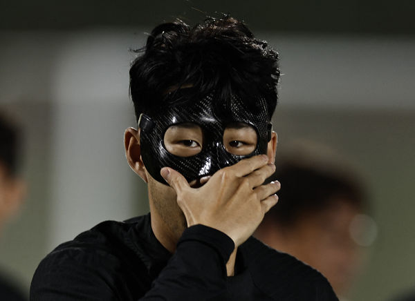 ▲▼孫興慜戴上黑色保護面罩參加卡達世足賽訓練。（圖／路透）