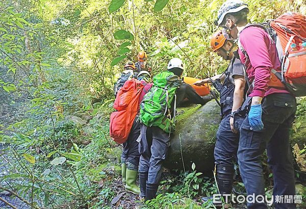 ▲桃園消防局第四大隊巴陵分隊以擔架將受傷婦人接力方式護送下山。（圖／記者沈繼昌翻攝）