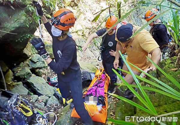 ▲桃園消防局第四大隊巴陵分隊以擔架將受傷婦人護送下山。（圖／記者沈繼昌翻攝）