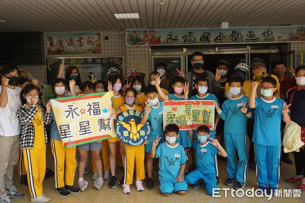 ▲2022年「同星協力轉動愛」環島單車隊，17和18日行經台南，受到永福國小星星幫熱情歡迎。（圖／記者林悅翻攝，下同）