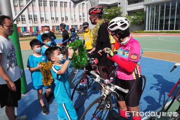 ▲2022年「同星協力轉動愛」環島單車隊，17和18日行經台南，受到永福國小星星幫熱情歡迎。（圖／記者林悅翻攝，下同）