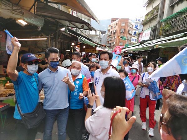 「擺攤立委」陪蔣萬安拜票人氣旺　樂當麥克風手幫老同事拉票 | ETtod