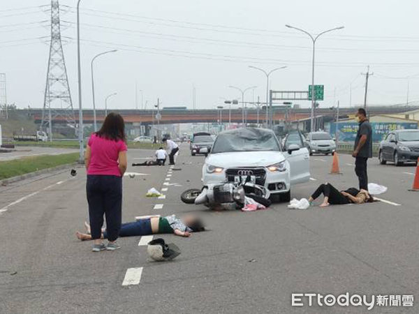 ▲斗南78快速道路交流道下發生嚴重追撞車禍，造成2人重傷1人輕傷。（圖／記者蔡佩旻翻攝）