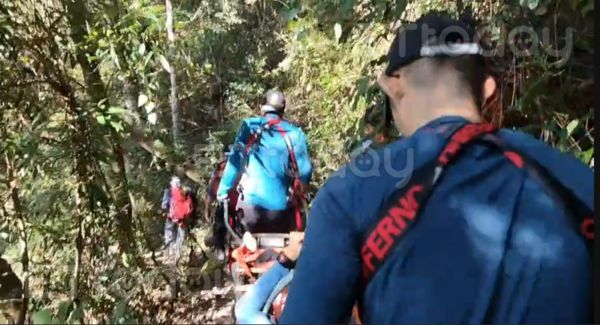 ▲▼一名山友攀登馬崙山，不明原因倒下，警消前往救援。（圖／記者哈勇嘎奧翻攝）