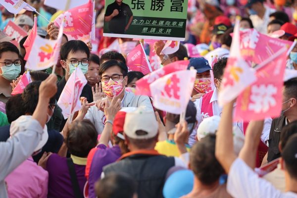 ▲▼高雄市長陳其邁選前黃金周大旗美造勢。（圖／記者賴文萱翻攝）