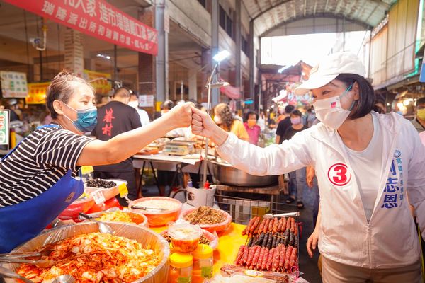 ▲▼      柯志恩市場掃街大豐收　民眾攤商熱情擋不住       。（圖／張麗善競選辦公室提供）