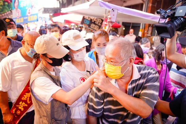 ▲▼      柯志恩市場掃街大豐收　民眾攤商熱情擋不住       。（圖／張麗善競選辦公室提供）