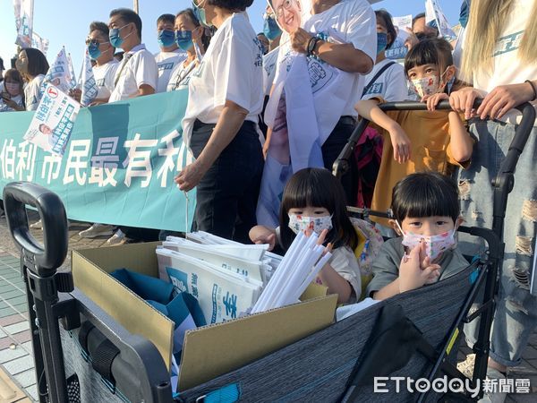 ▲無黨籍台南市議員候選人李伯利的支持者，自發性號召500位志士，進行「遍地開花、挺進議會」活動。（圖／記者林悅翻攝，下同）