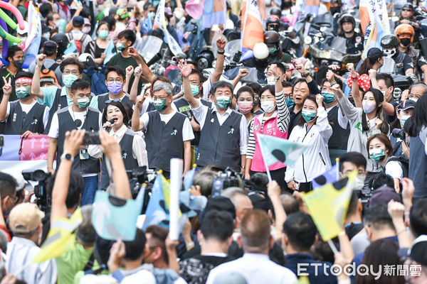 ▲民進黨台北市長候選人陳時中出席《疼惜台北，為愛而走》大遊行。（圖／記者林敬旻攝）