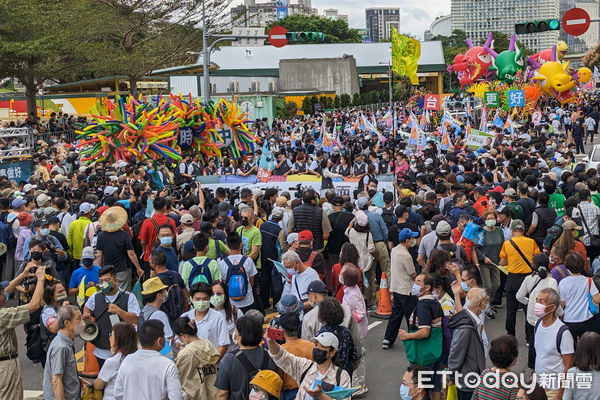 ▲大批民進黨支持者參加陳時中《疼惜台北，為愛而走》大遊行。（圖／記者林敬旻攝）