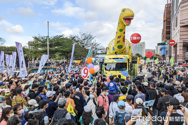 ▲陳時中《疼惜台北，為愛而走》大遊行，大批支持者夾道歡迎。（圖／記者林敬旻攝）